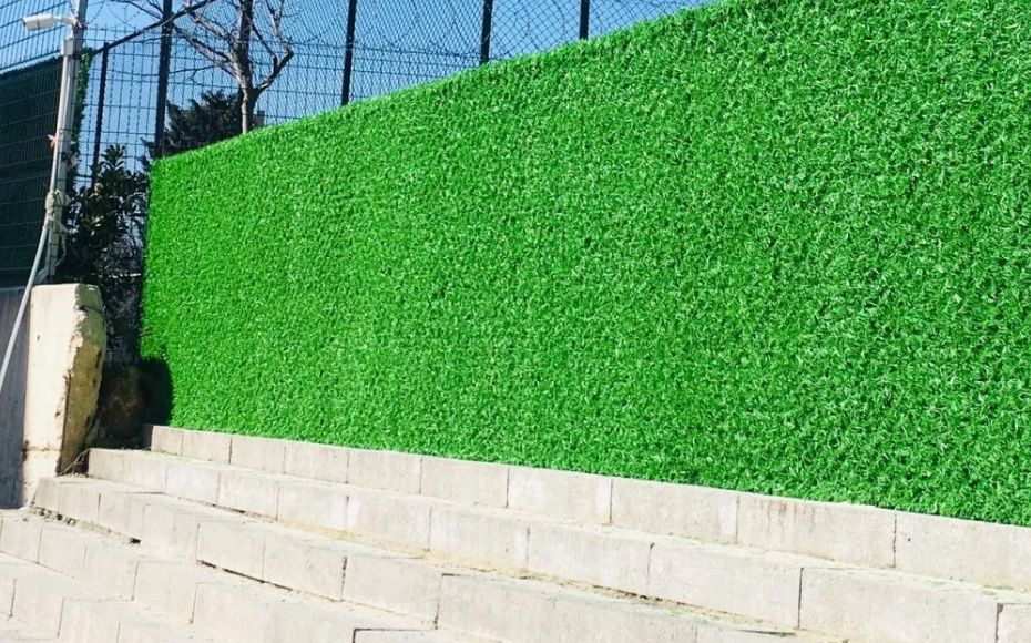 Декоративное ограждение-зеленый забор из искусственной травы