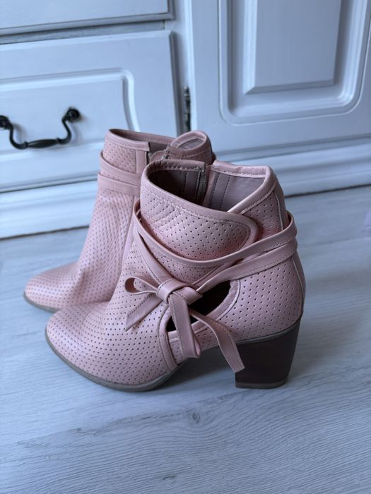 Vand ghete diverse modele/ perforate, din piele orice model 70 de lei