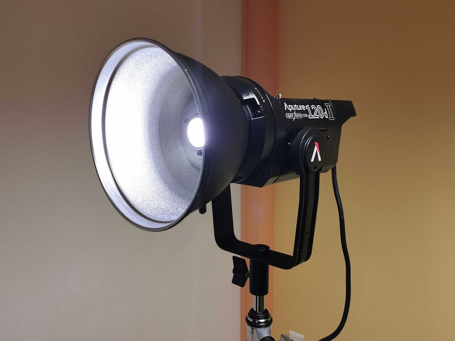 Aputure Light Storm LS C120D II (V-mount) професионално LED осветление за фотография, видео или влогинг