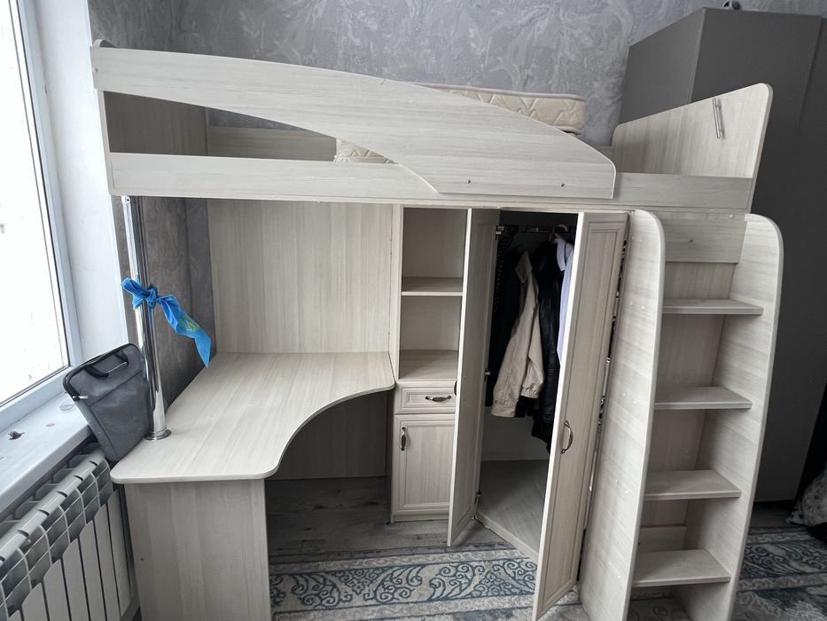 кровать,шкаф,стол