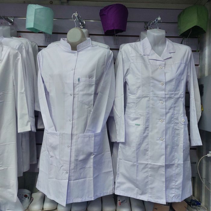 Медицинские халаты и костюмы и обувь
