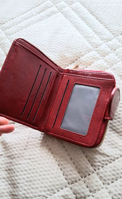 Два броя за 6 €!  Нови дамски червени портфейли