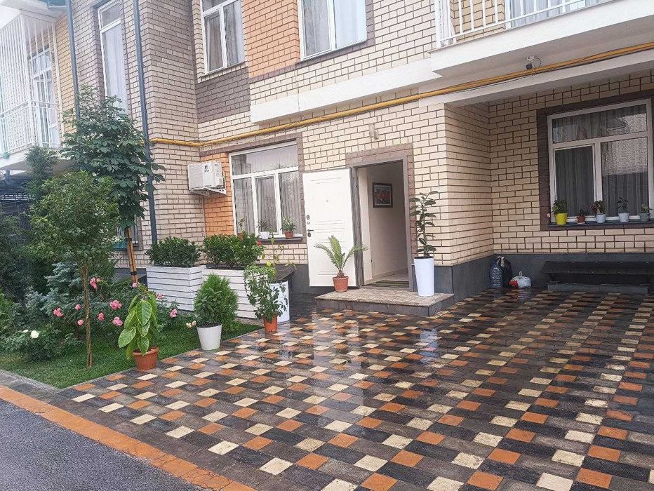 Двухэтажный коттедж недалеко от метро Куйлюк