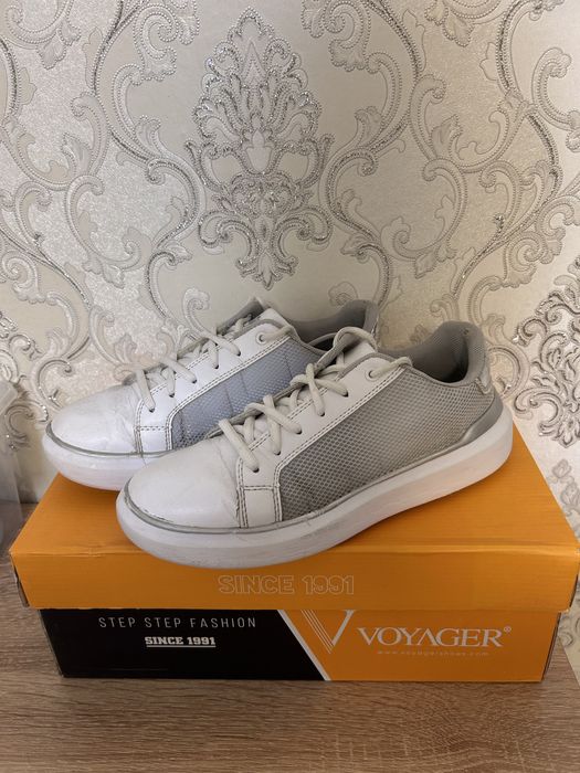 Кроссовки женские