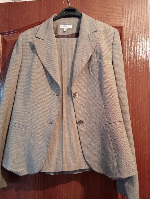 Серый офисный костюм