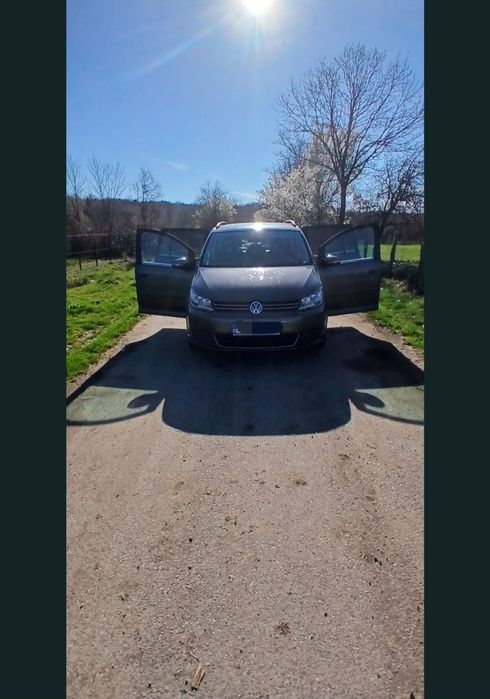 VOLKSWAGEN Touran 2012