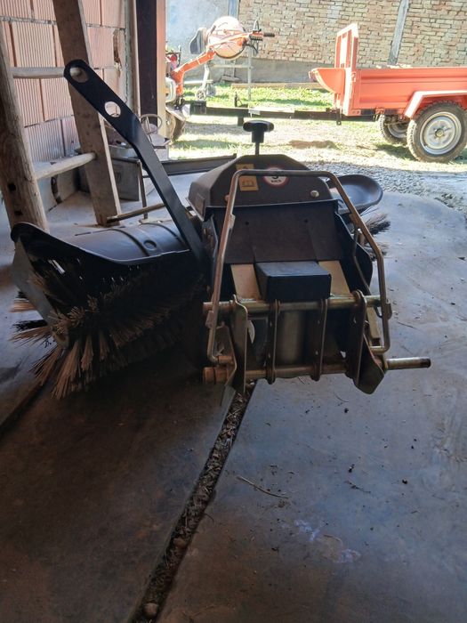 Perie rotativa adaptabila