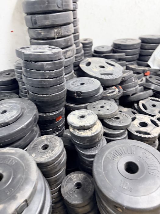 Discuri gantere si haltere noi greutati 1,25 kg-2,5 kg-5 kg-10 kg-15 kg diametru gaura 26 mm-30 mm-50 mm. Pret 5 lei kg. Minim 50 kg. Noi
