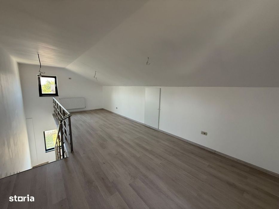 Casă de vânzare cu 3 camere și mansardă, toate utilitatile.