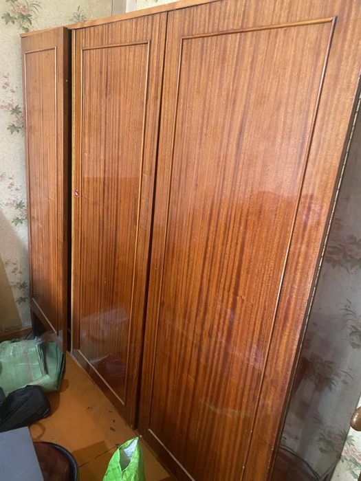 Продам. Шкаф, секретер, стол