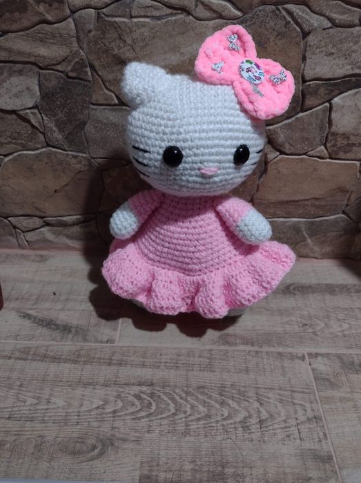 Jucărie hello kitty croșetată. Păpușă croșetată, Hello kitty