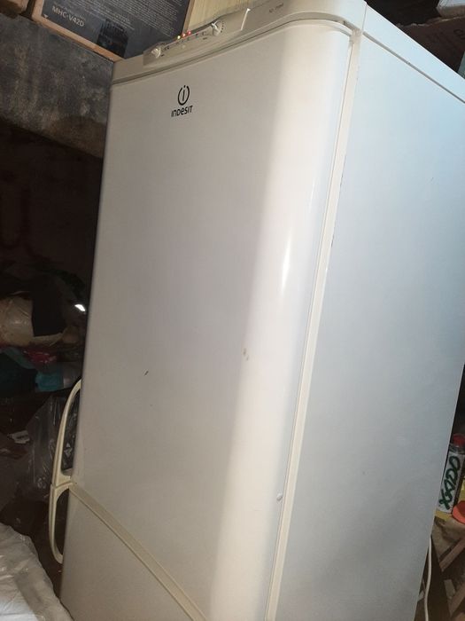 Продаётся холодильник indesit