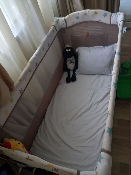 Продавам бебешко креватче