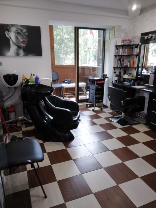 Inchiriez post coafeză,frizerie