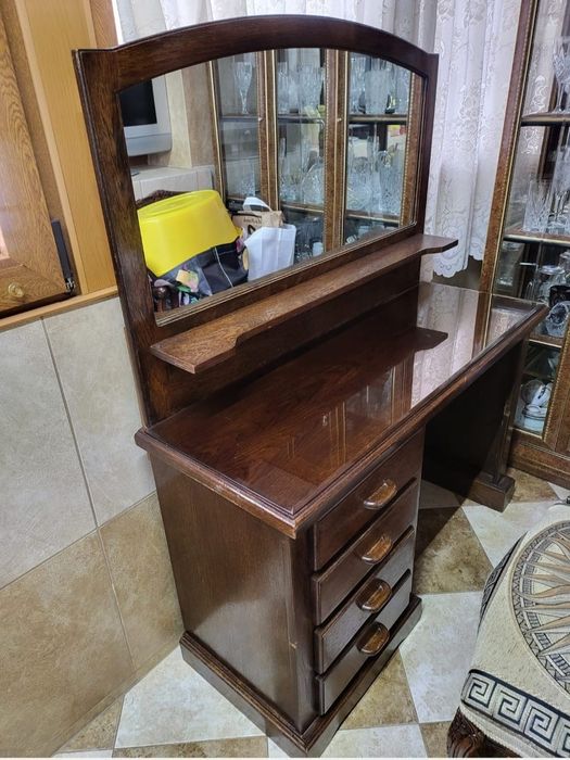 Set mobilier clasic – comodă cu oglindă + taburet tapițat