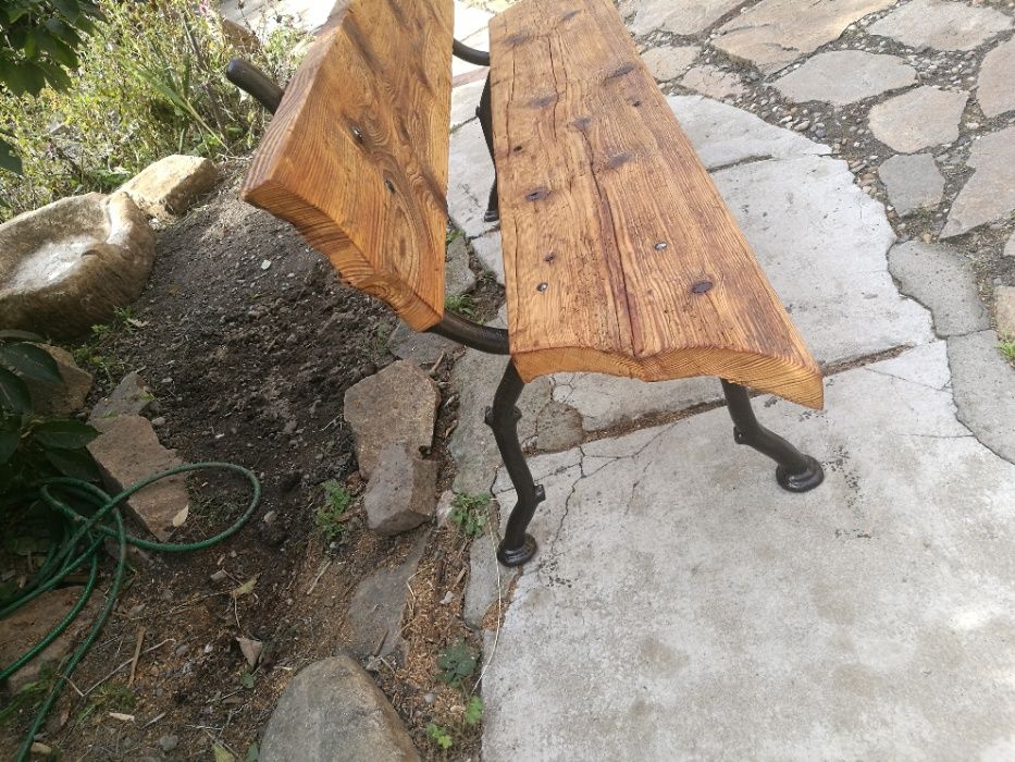 Banca veche picioare fonta reconditionata cu lemn vechi.