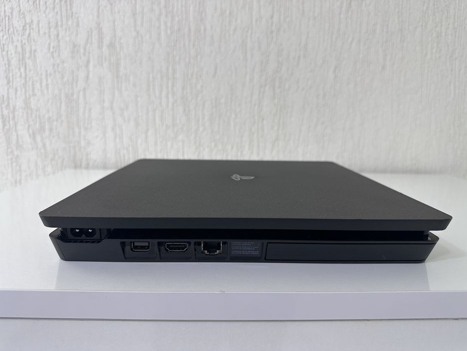 PlayStation 4 Slim 1TB със 2 джойстика и игра