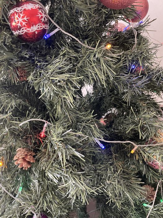 Искусственная ёлка с шишками