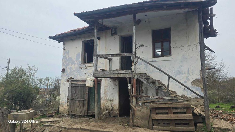 Продавам стара къща,която е за събаряне.
