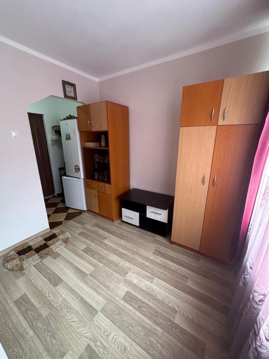 Vand camera de camin 12 m2 - Intabulata, recent renovata