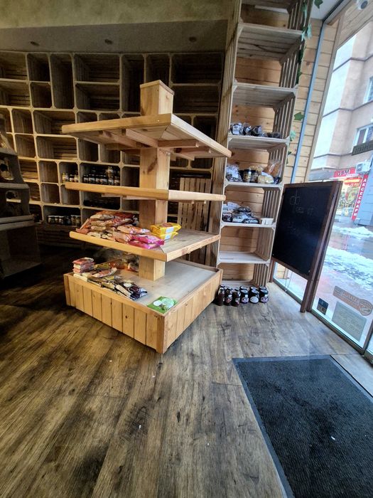 Островни и декоративни стелажи дървени