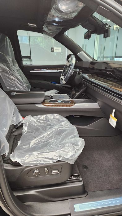 Cadillac Escallade Short