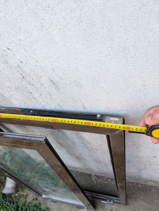 Fereastră termopan aluminiu oscilobatantă.