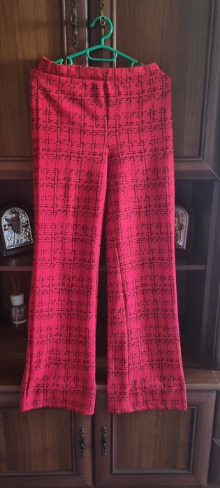 Pantaloni rosi elastici