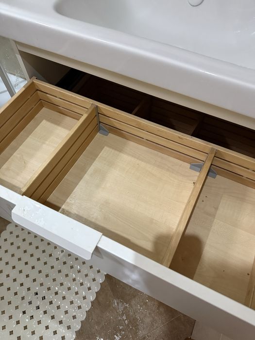 Шкаф с мивка за баня много запазен