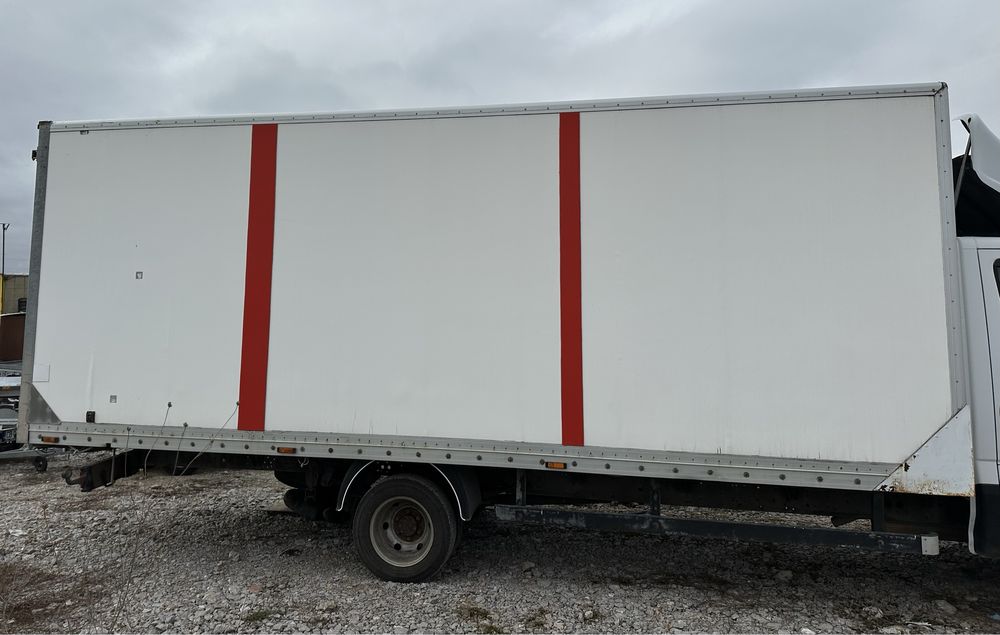 Фургон с външни размери д6.15м / ш2.25м / в2.40м