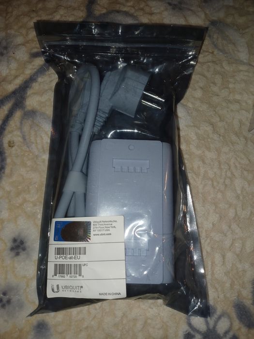 De vanzare  Ubiquiti UniFi U6-LR + U-POE-AT – Noi, sigilate – WiFi 6 L