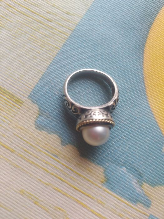 Inel argint și are în prejurul piatrei aur de 14k