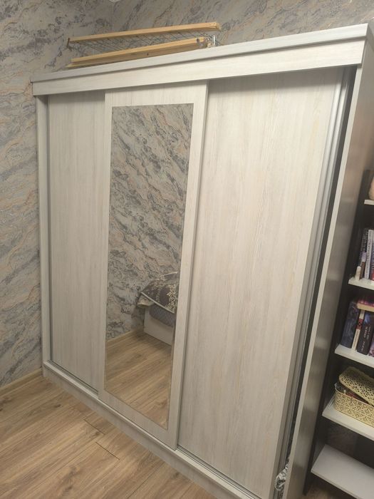 Продаётся шкаф  трёх створчатый