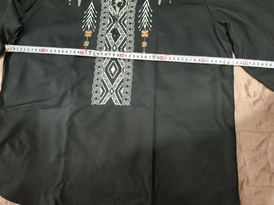 Риза със щамповани шевици