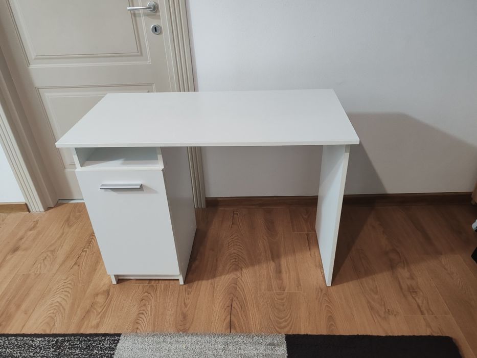 Vand Birou cu dulap pentru  computer alb  in stare buna