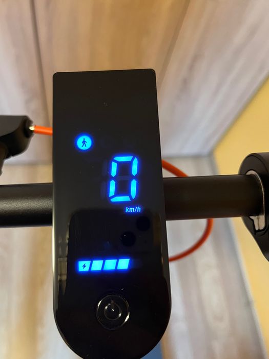 Продавам електрическа тротинетка Xiaomi Electric Scooter 4 Lite.