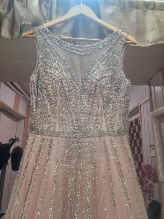 Vînd rochie de ocazi din tulle fin cu pietricele culore piersică