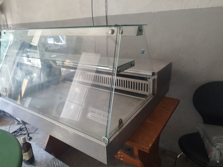 Настолна хладилна витрина