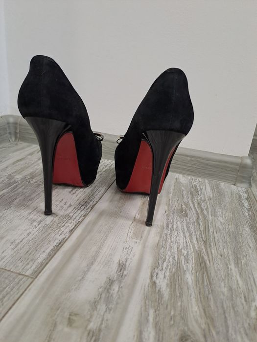 Официални черни дамски обувки на висок ток