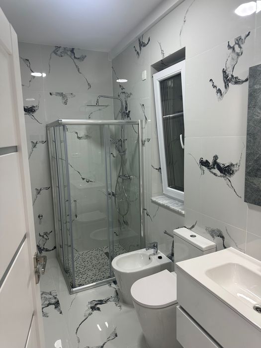 Privat Inchiriez apartament 2 camere  , parcare in curte.