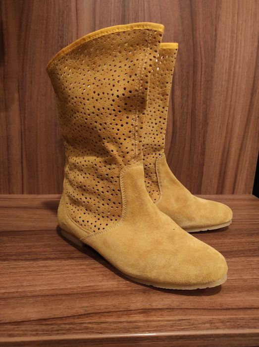 Cizme cu decupaje, piele întoarsă