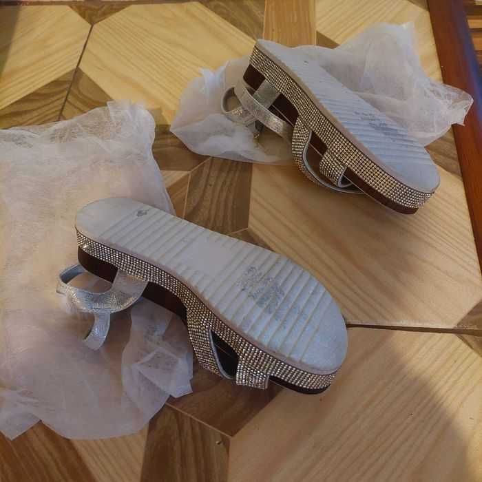 Sandale cu pietre argintii