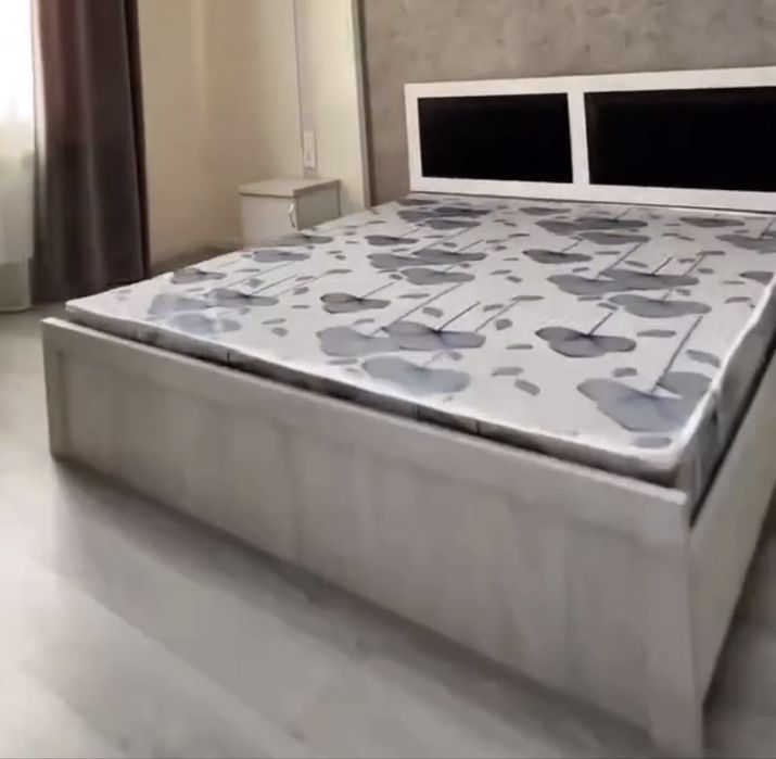 Двуспальная кровать с матрасом, отличное состояние