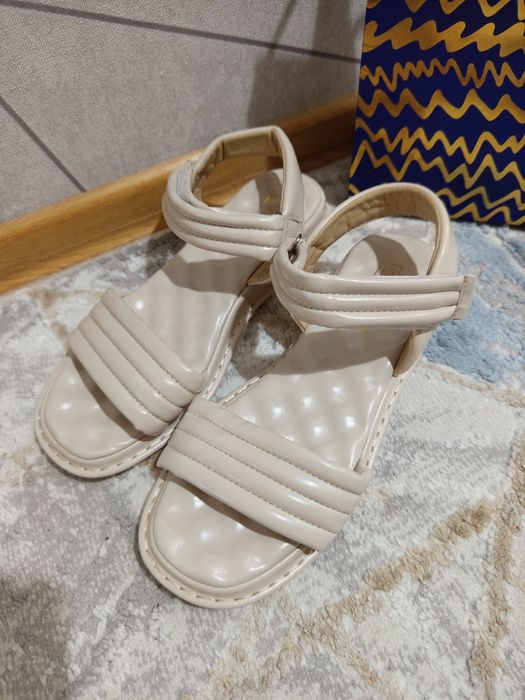 Босоножки и сандалии