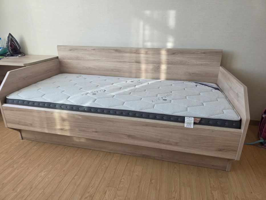 Кровать односпальная и диван