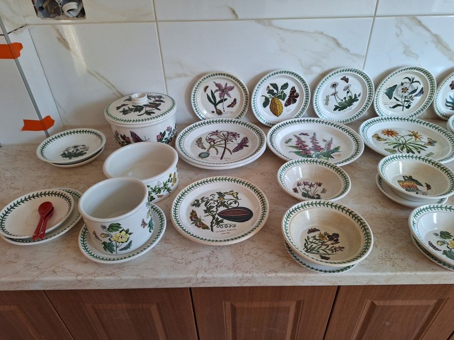 Порцеланов чайник и захарница