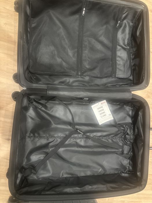 Невероятен  черен куфар на марката  Samsonite , модел 2026г.топ клас, с размери 80/50/30,стил