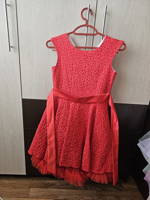 Продам нарядные платья 5-6 лет