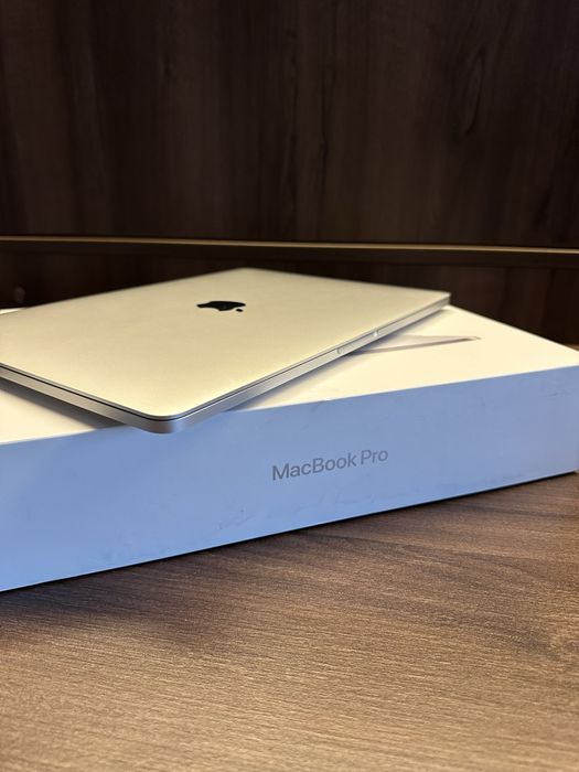 MacBook Pro 13 2020, 16GB RAM, 512GB SSD, 4 porturi Thunderbolt, Baterie 274 cicluri, Full Box