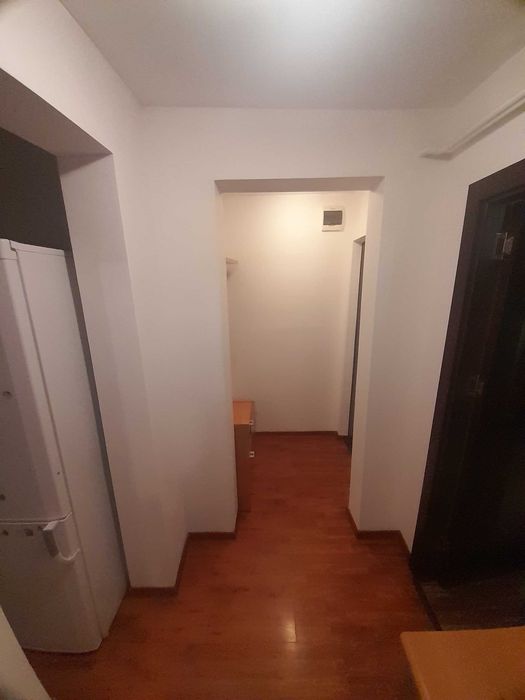 Închiriez apartament 2 camere , zona Sud.